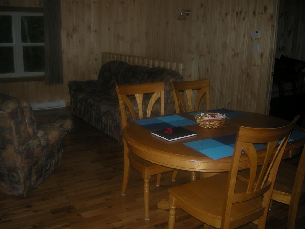 Chalet Des Noisetiers Tadoussac Exterior foto